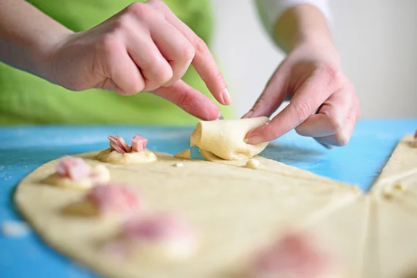 Mujer preparando panecillos con queso y jamón — Foto de Stock