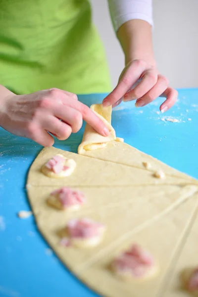 Mujer preparando panecillos con queso y jamón — Foto de Stock