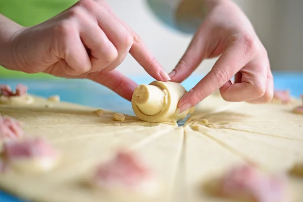 Mujer preparando panecillos con queso y jamón —  Fotos de Stock