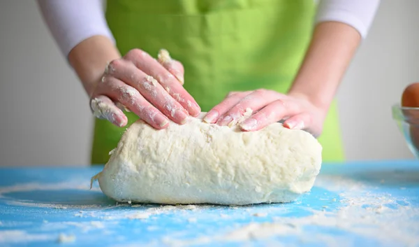 Woman's hands knead dough on a table — Stock Photo, Image