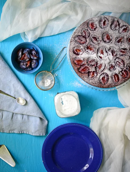 Ciasto śliwkowe na niebieskim tle — Zdjęcie stockowe