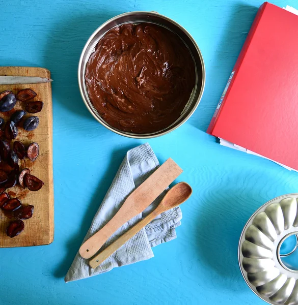 Preparación de pastel de chocolate con ciruelas — Foto de Stock