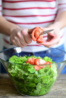 Kadın el domates salatası için kesmek