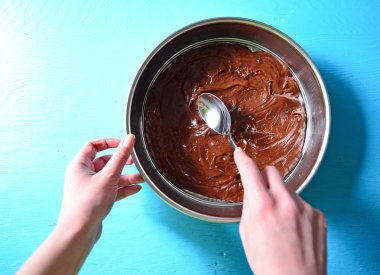 Kadın el kremi çikolata bulaşması