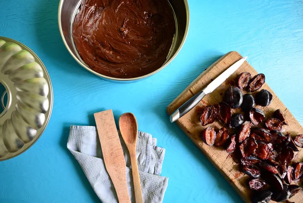 Menyiapkan kue coklat dengan plum — Stok Foto