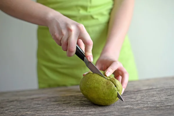 Woman hand cut fresh mango — Stock Photo, Image