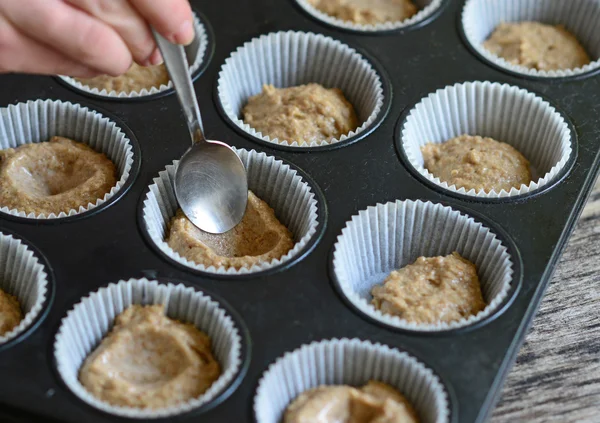 Nő kéz előkészíti Jam egészséges Muffin — Stock Fotó