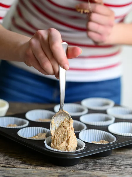 Γυναίκα χέρι προετοιμασία υγιείς muffins με μαρμελάδα — Φωτογραφία Αρχείου