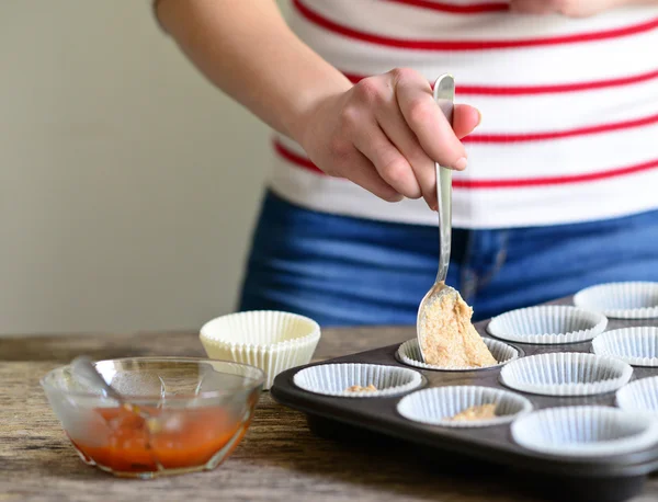 Γυναίκα χέρι προετοιμασία υγιείς muffins με μαρμελάδα — Φωτογραφία Αρχείου