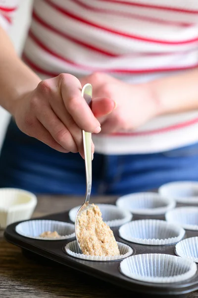 Γυναίκα χέρι προετοιμασία υγιείς muffins με μαρμελάδα — Φωτογραφία Αρχείου