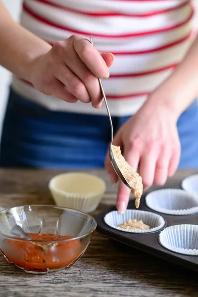 Γυναίκα χέρι προετοιμασία υγιείς muffins με μαρμελάδα — Φωτογραφία Αρχείου