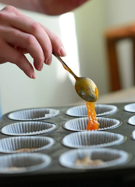 Woman hand prepare healthy muffins with jam — Stock Photo, Image