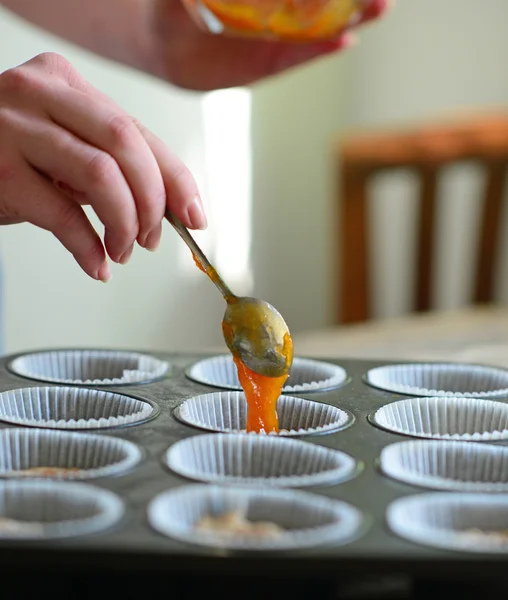 Mulher mão preparar muffins saudáveis com geléia — Fotografia de Stock