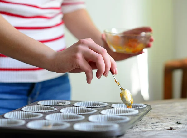 Nainen käsi valmistaa terveellisiä muffinsseja hillolla — kuvapankkivalokuva