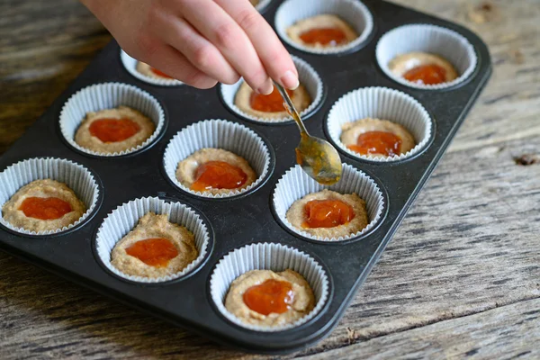 Mujer mano preparar panecillos saludables con mermelada — Foto de Stock