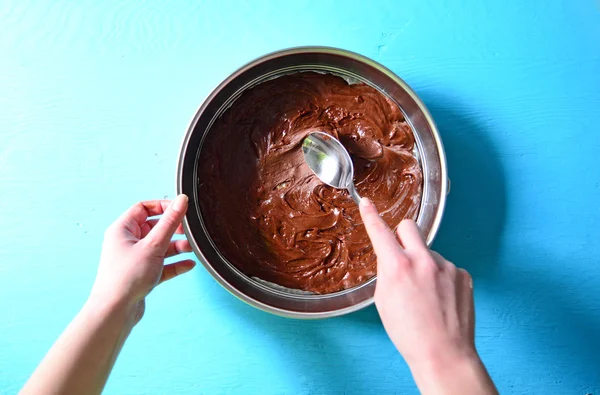 Tangan wanita mengolesi krim coklat — Stok Foto