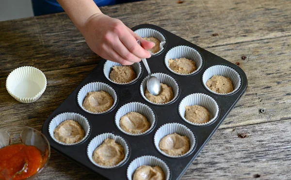Vrouw hand bereiden gezonde muffins met jam — Stockfoto