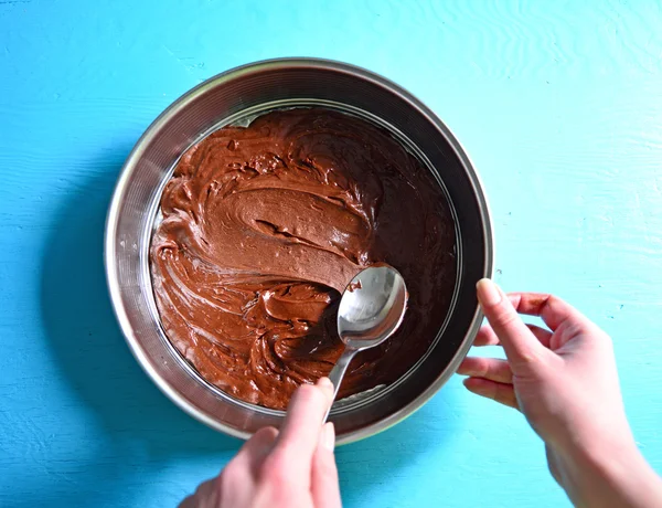 Mujer mano untando crema de chocolate — Foto de Stock