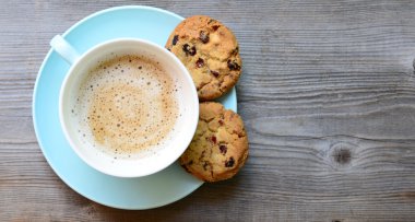 Kapuçino ahşap arka plan üzerinde