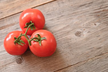 Ahşap zemin üzerinde taze domates