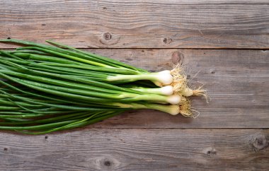 Ahşap masa üzerinde taze genç soğan