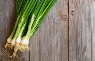 Ahşap masa üzerinde taze genç soğan