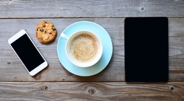 Tablet pc iPad mini gibi masada kahve fincanı ile arıyorum.