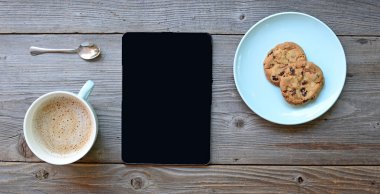 Tablet pc iPad mini gibi masada kahve fincanı ile arıyorum.