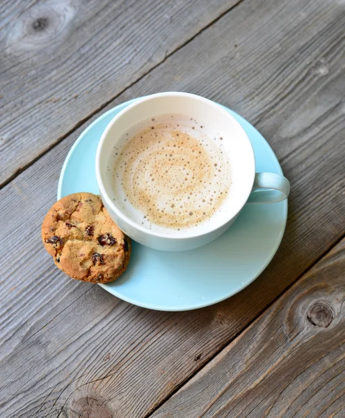 Cappuccino på trä bakgrund — Stockfoto