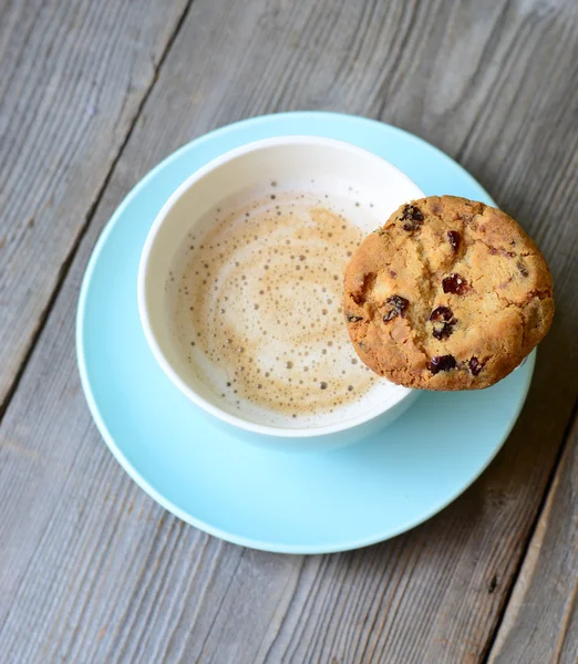 Cappuccino på trä bakgrund — Stockfoto