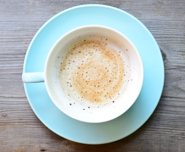 Cappuccino op houten achtergrond — Stockfoto