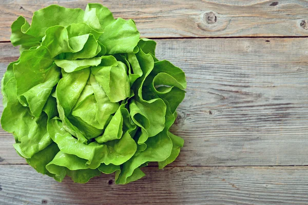Zöld salátával, fából készült háttér — Stock Fotó