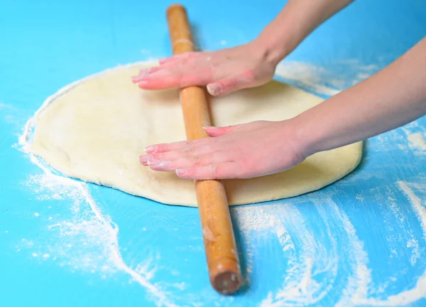 Hands baking dough with rolling pin on table — Stock Photo, Image