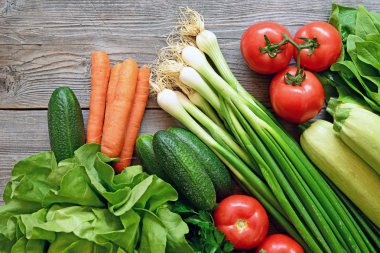 ahşap zemin üzerinde sebze