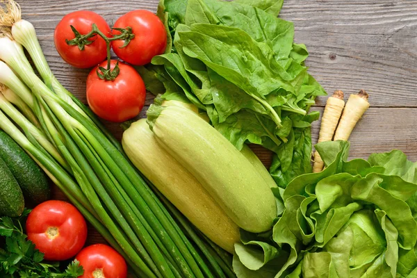 ahşap zemin üzerinde sebze