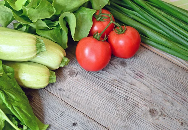 Verduras sobre fondo de madera — Foto de Stock