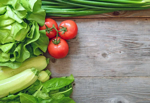 Verduras sobre fondo de madera — Foto de Stock