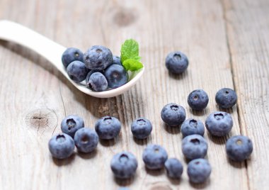 Ahşap arka plan üzerinde taze yaban mersini