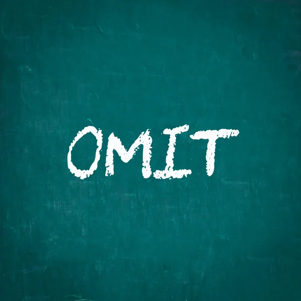 OMIT написано на доске — стоковое фото
