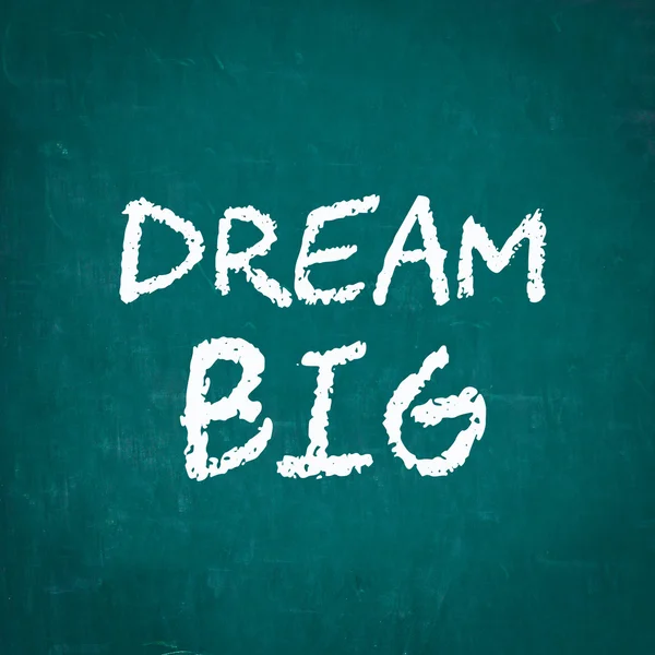 DREAM BIG написано на доске — стоковое фото