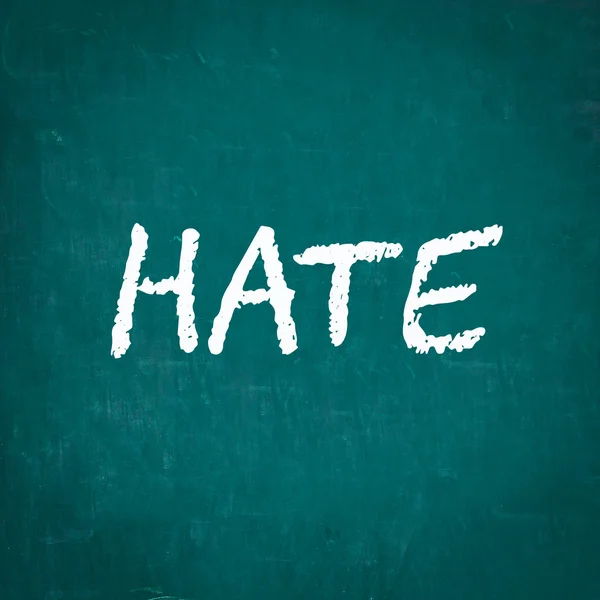 Ненависть написана на доске — стоковое фото