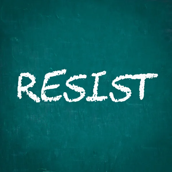 RESIST написано на доске — стоковое фото