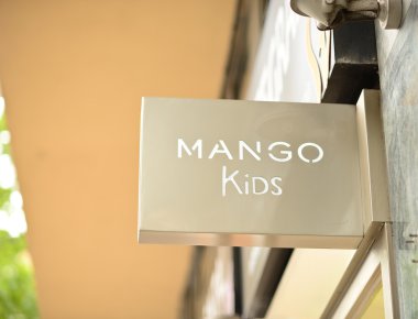 Palma, Mallorca - 01 Ağustos 2015: Dükkanı ve Bran logosu