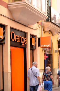 Palma, Mallorca - 29 Temmuz 2015: Dükkanı ve marka logosu