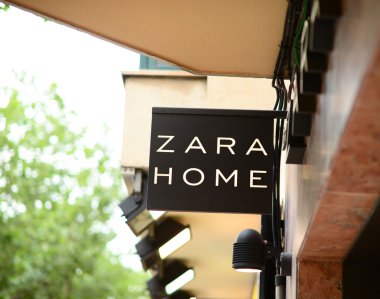 Palma, Mallorca - 01 Ağustos 2015: Dükkanı ve Bran logosu