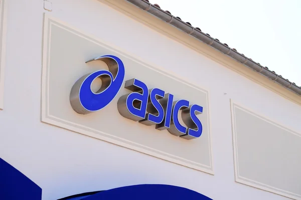 MALLORCA - 31 LUGLIO 2015: il logo del marchio "Asics" a Mallo — Foto Stock