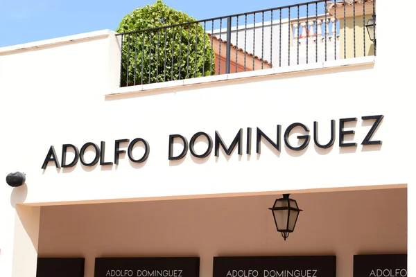Mallorca - 31 lipca 2015: Logo marki "Adolfo Domingue — Zdjęcie stockowe