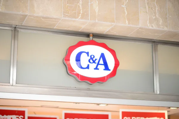 Palma, Mallorca - 30 juli 2015: Logotypen för varumärket "C & A" jag — Stockfoto