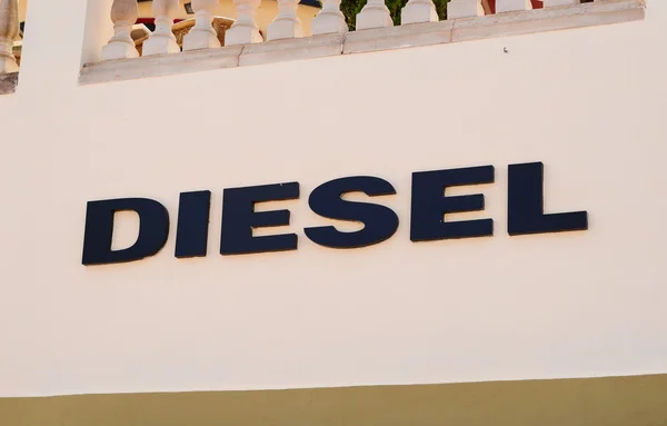 Mallorca - 31 července 2015: Logo známé značky "Diesel" v Fest — Stock fotografie