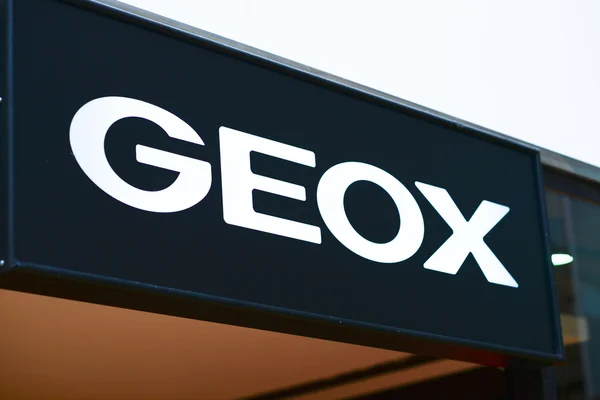 PALMA, MALLORCA - JULIO 30, 2015: El logo de la marca "Geox" en — Foto de Stock